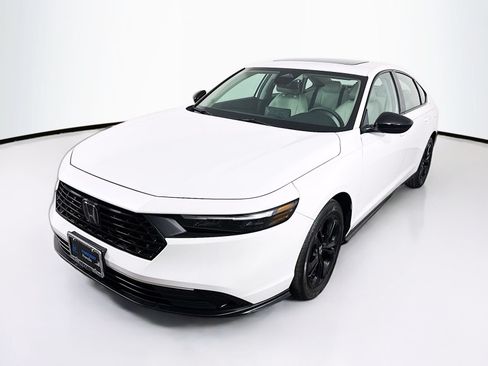 Certified 2025 Honda Accord SE image 3