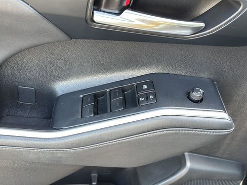 Used 2022 Toyota Highlander XLE AWD/4WD image 29