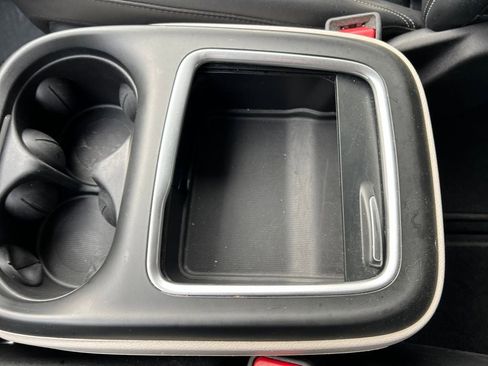 Used 2023 Chrysler Pacifica Touring-L image 21