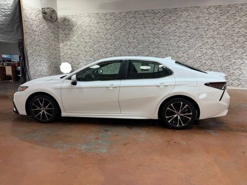 Used 2023 Toyota Camry SE FWD image 4