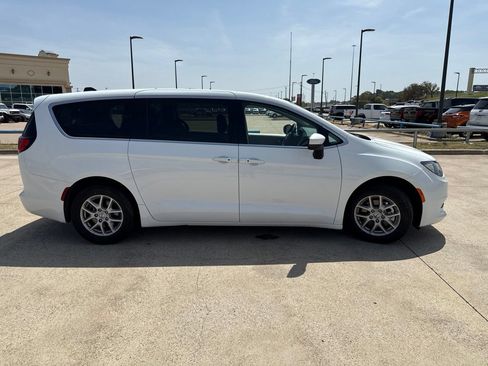 Used 2023 Chrysler Voyager LX FWD image 17