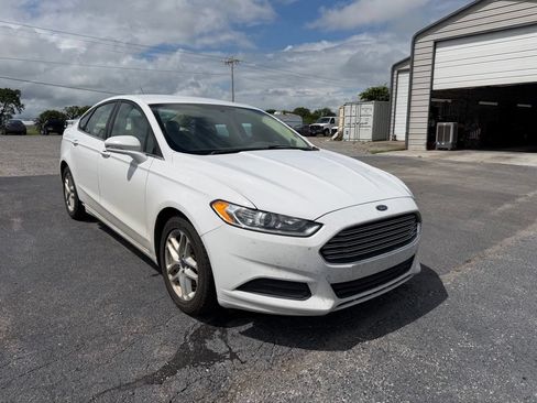 Used 2014 Ford Fusion SE FWD image 2