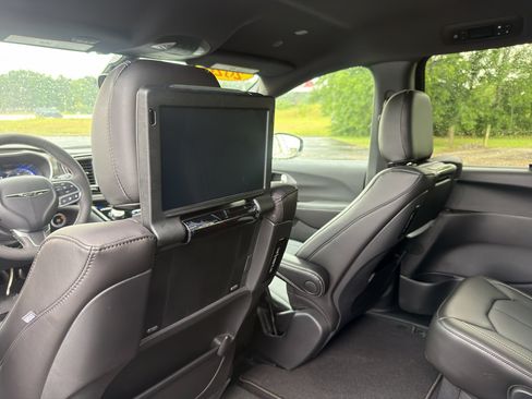 New 2026 Chrysler Pacifica Select FWD image 17