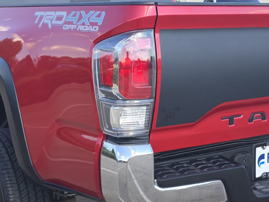 Used 2022 Toyota Tacoma TRD Off-Road AWD/4WD image 15