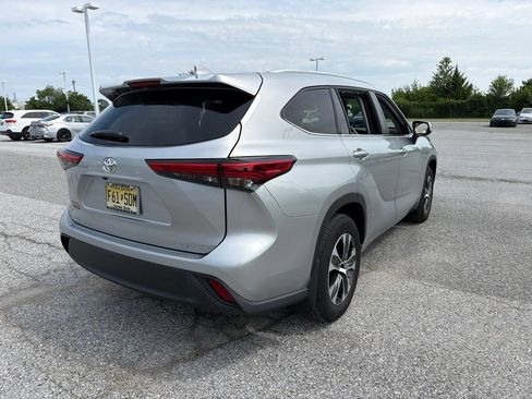 Used 2023 Toyota Highlander XLE AWD/4WD image 6