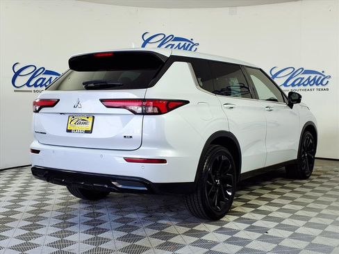 Used 2023 Mitsubishi Outlander SE image 6