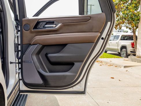 Used 2025 GMC Yukon Denali Ultimate w/ LPO, Floor Liner Package AWD/4WD image 41