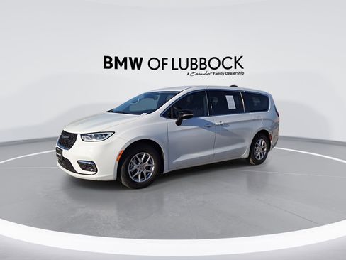 Used 2024 Chrysler Pacifica Touring-L FWD image 4