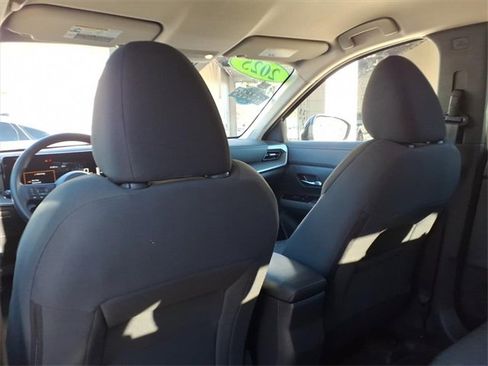 Certified 2025 Nissan Kicks SV image 18