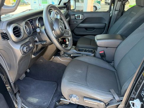 Used 2023 Jeep Wrangler Unlimited Sahara AWD/4WD image 9