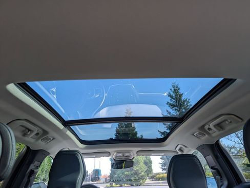 Used 2025 Volvo V60 B5 Cross Country Plus image 15