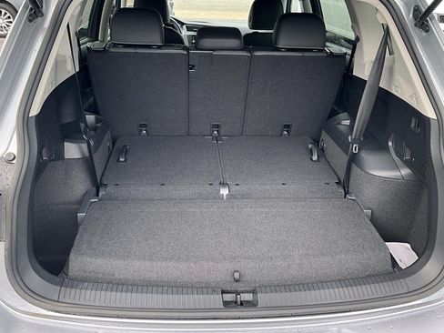 Used 2023 Volkswagen Tiguan SE w/ Panoramic Sunroof Package FWD image 4
