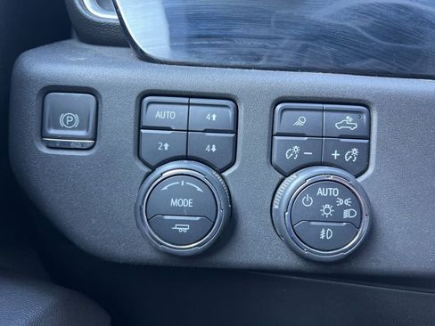 Used 2022 Chevrolet Silverado 1500 High Country image 15