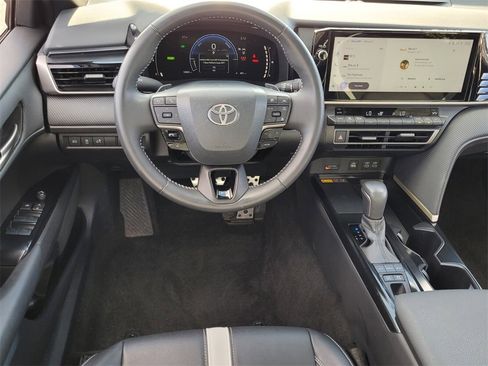 Used 2025 Toyota Camry SE image 7