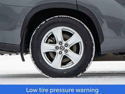 Used 2024 Toyota Highlander LE image 9