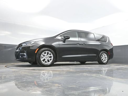 Used 2023 Chrysler Pacifica Touring-L FWD image 38