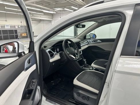 New 2025 Volkswagen Taos SE w/ Panoramic Sunroof Package AWD/4WD image 3