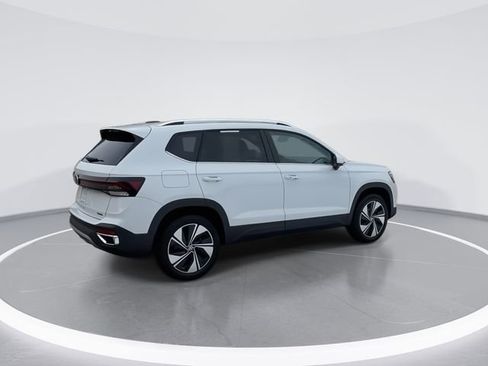 Used 2025 Volkswagen Taos SE image 8