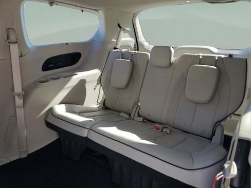 Used 2021 Chrysler Pacifica Limited AWD/4WD image 7