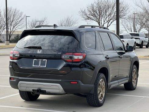 Used 2024 Honda Pilot TrailSport image 9