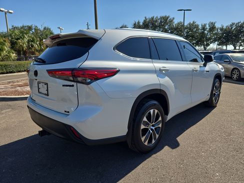 Used 2021 Toyota Highlander XLE image 8