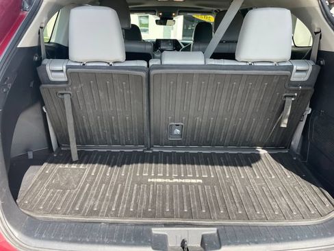 Used 2022 Toyota Highlander XLE AWD/4WD image 25