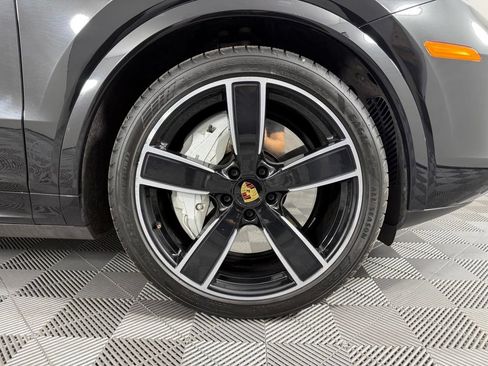 Certified 2023 Porsche Cayenne Turbo AWD/4WD image 19