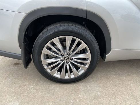 Used 2024 Toyota Highlander Platinum image 31