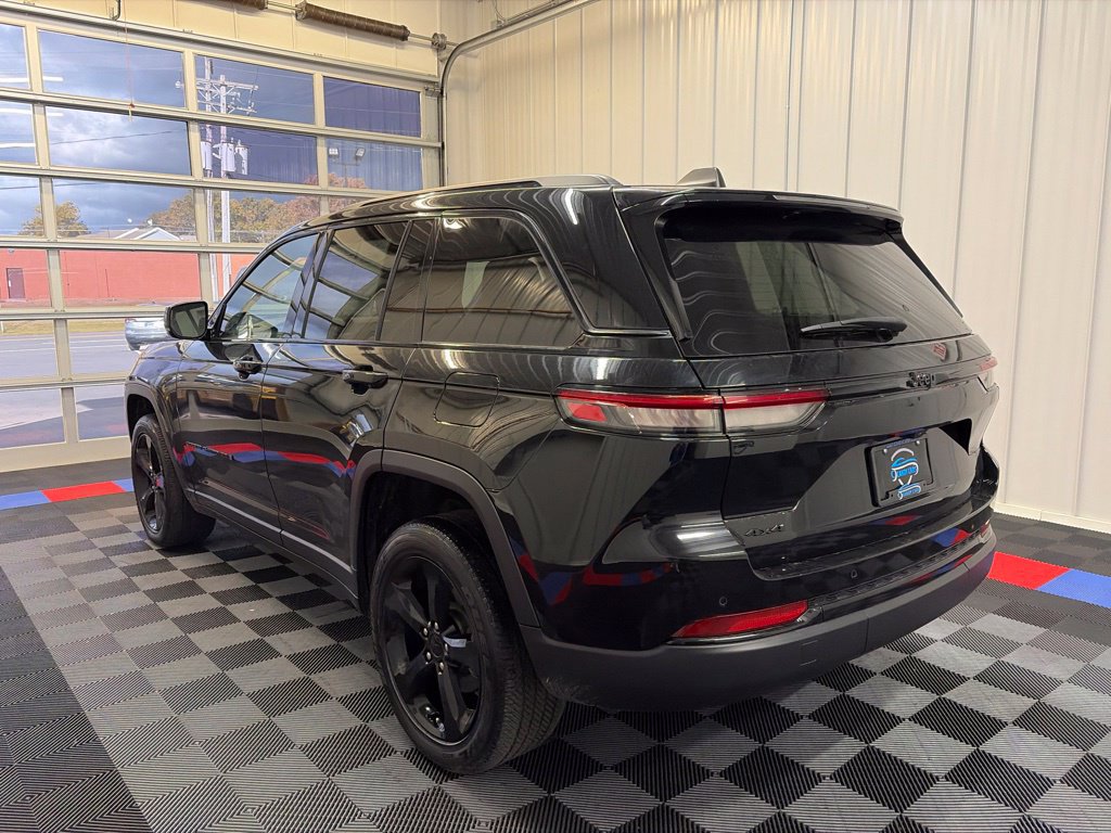 Used 2023 Jeep Grand Cherokee Altitude AWD/4WD image 6