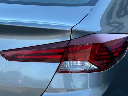 Used 2019 Hyundai Elantra SE FWD image 19