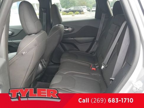 Used 2016 Jeep Cherokee Latitude FWD image 39