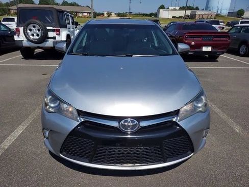 Used 2017 Toyota Camry SE image 2