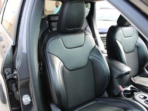Used 2019 Jeep Cherokee Latitude Plus w/ Comfort/Convenience Group FWD image 42