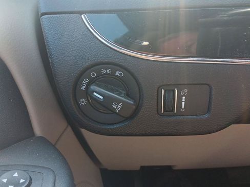 Used 2018 Dodge Grand Caravan SXT FWD image 20