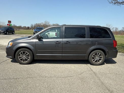Used 2017 Dodge Grand Caravan SXT image 5