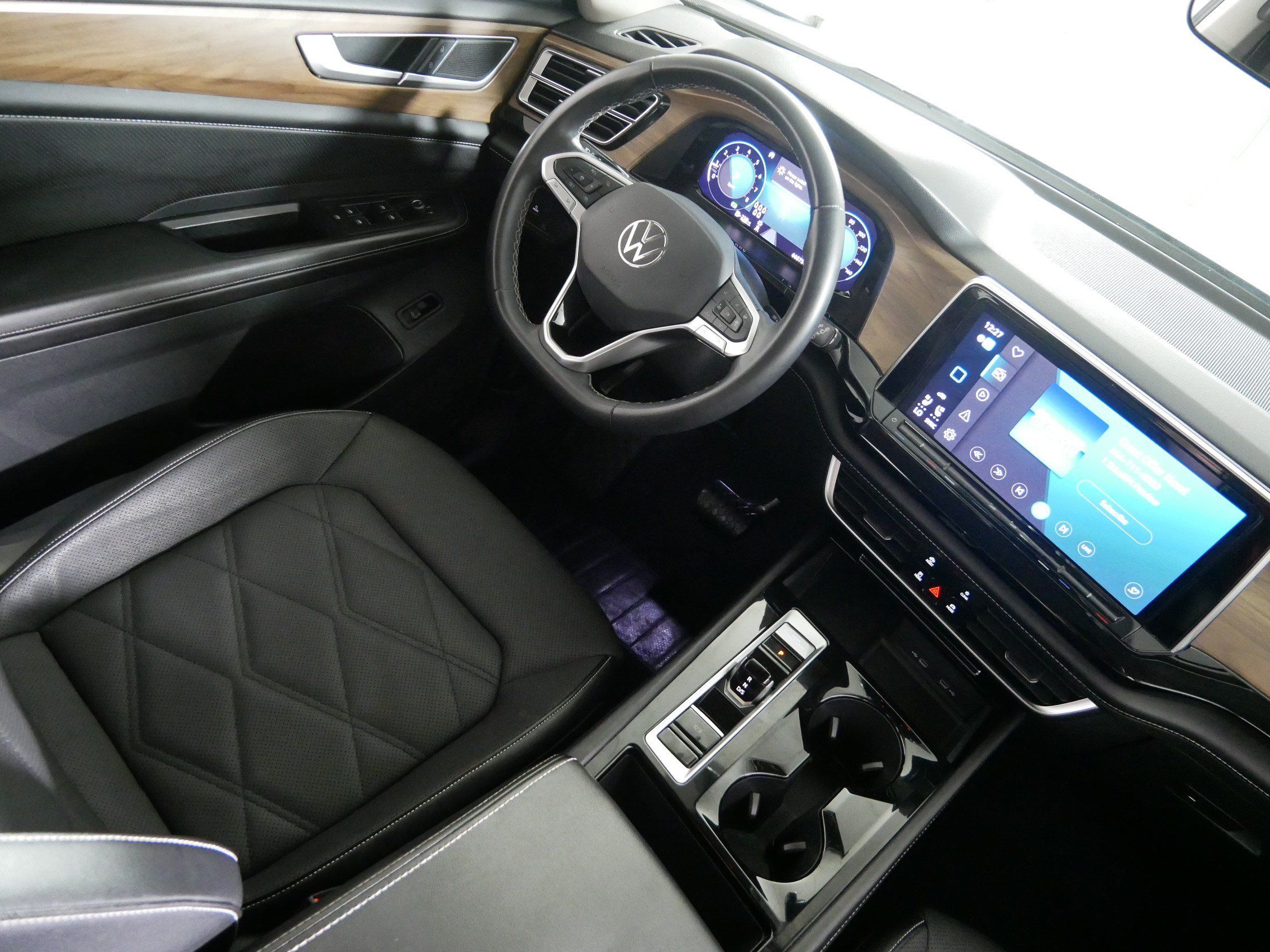 Used 2024 Volkswagen Atlas SE AWD/4WD image 9