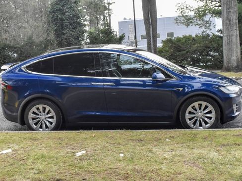 Used 2018 Tesla Model X 75D image 10
