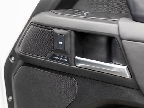 Used 2025 Land Rover Defender 110 S image 39