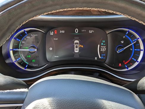Used 2022 Chrysler Pacifica Limited w/ Uconnect Theater Family Group FWD image 15