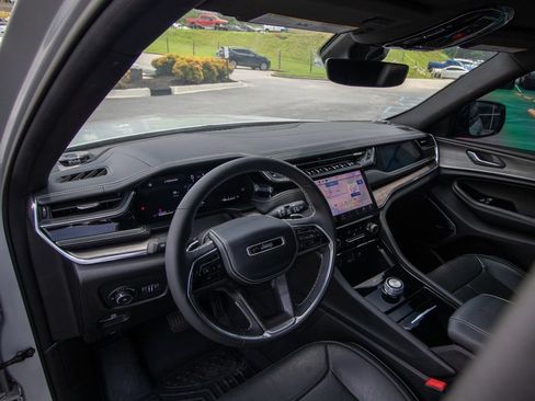 Used 2023 Jeep Grand Cherokee Overland RWD image 6