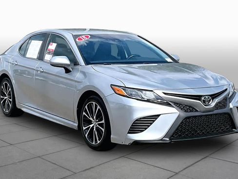 Used 2018 Toyota Camry SE FWD image 2