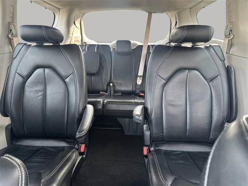 Used 2022 Chrysler Pacifica Touring-L image 11
