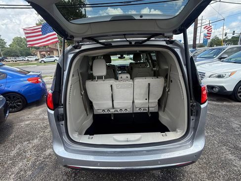 Used 2018 Chrysler Pacifica Touring-L Plus w/ Tire & Wheel Group FWD image 9