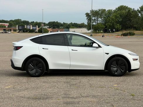Used 2026 Tesla Model Y AWD image 33