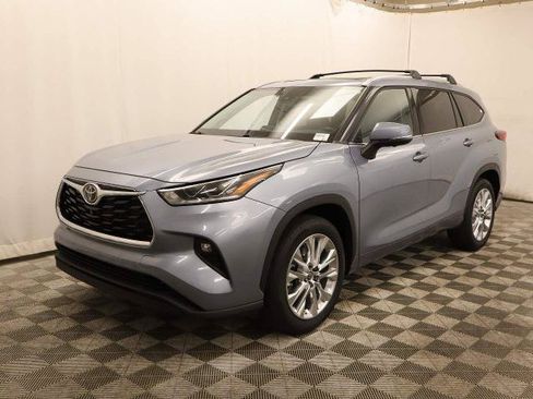 Used 2023 Toyota Highlander Limited FWD image 5