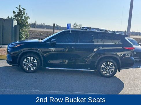 Used 2021 Toyota Highlander XLE image 3