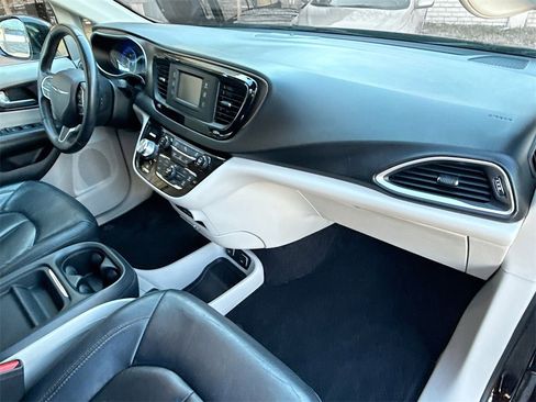 Used 2017 Chrysler Pacifica Touring-L image 33