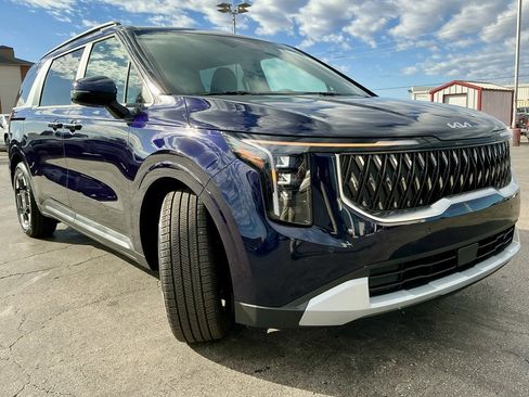 Used 2025 Kia Carnival EX image 2