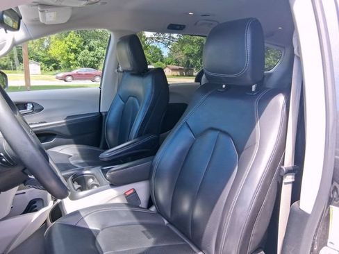 Used 2023 Chrysler Pacifica Touring-L FWD image 12
