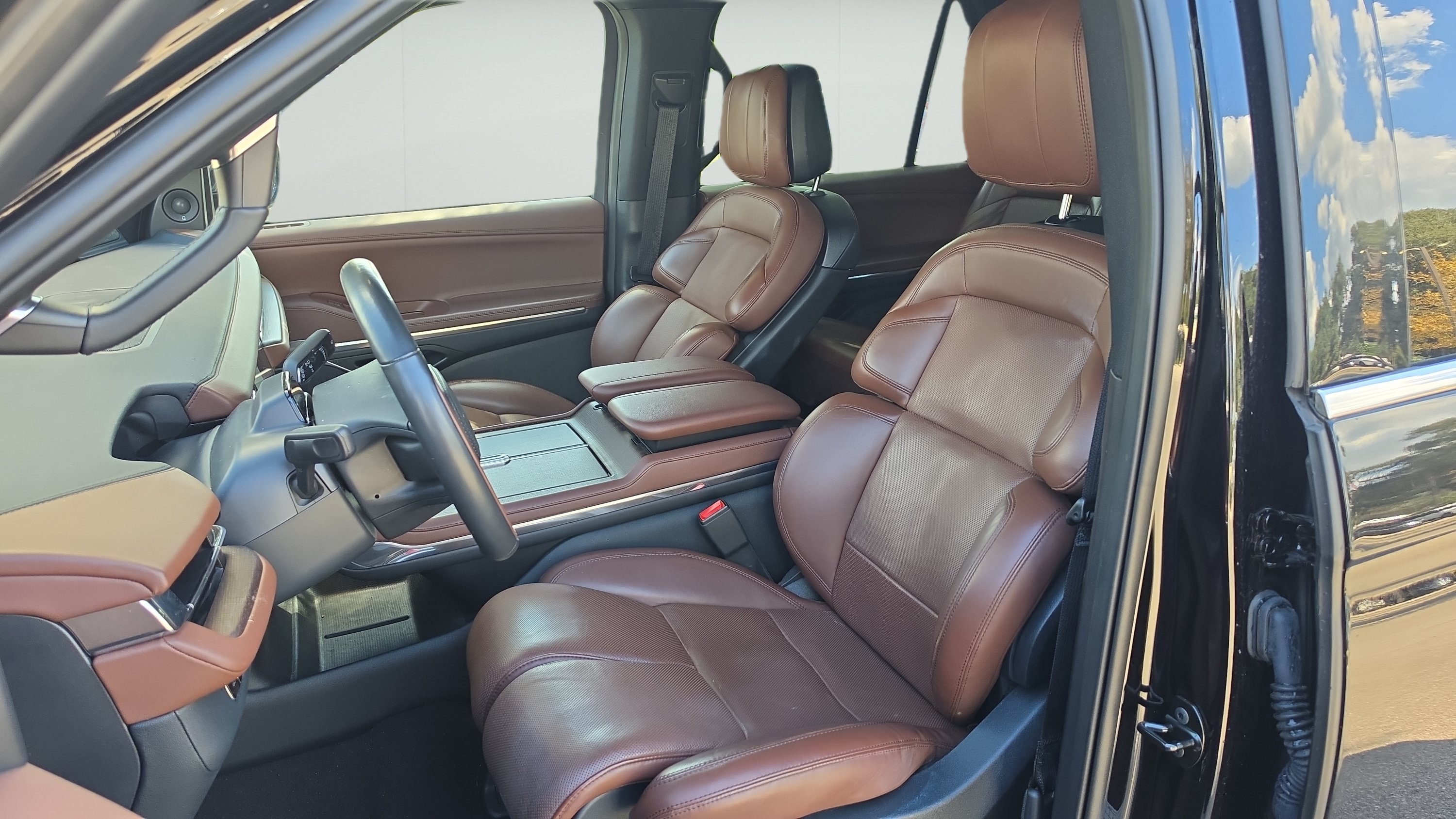 Used 2025 Lincoln Navigator Reserve AWD/4WD image 9